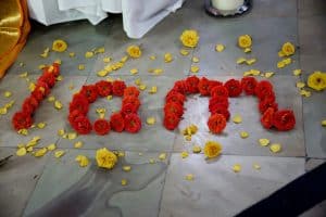 Blumenschmuck beim Stille Retreat in Indien